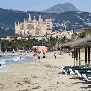 مايوركا تعج بالباعة الجائلين غير القانونيين.