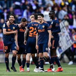 فرحة لاعبي فالنسيا بعد الفوز عل بلد الوليد