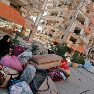 إيرانية تجلس قرب بقايا أثاثها عقب زلزال ضرب كرمنشاه (أرشيف)