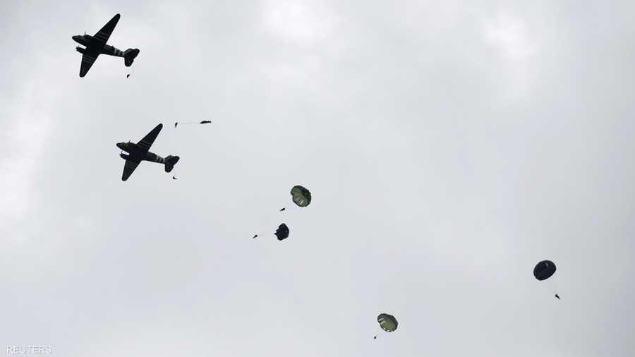 القفز بالمظلة التذكارية من طائرات C-47 داكوتا العتيقة