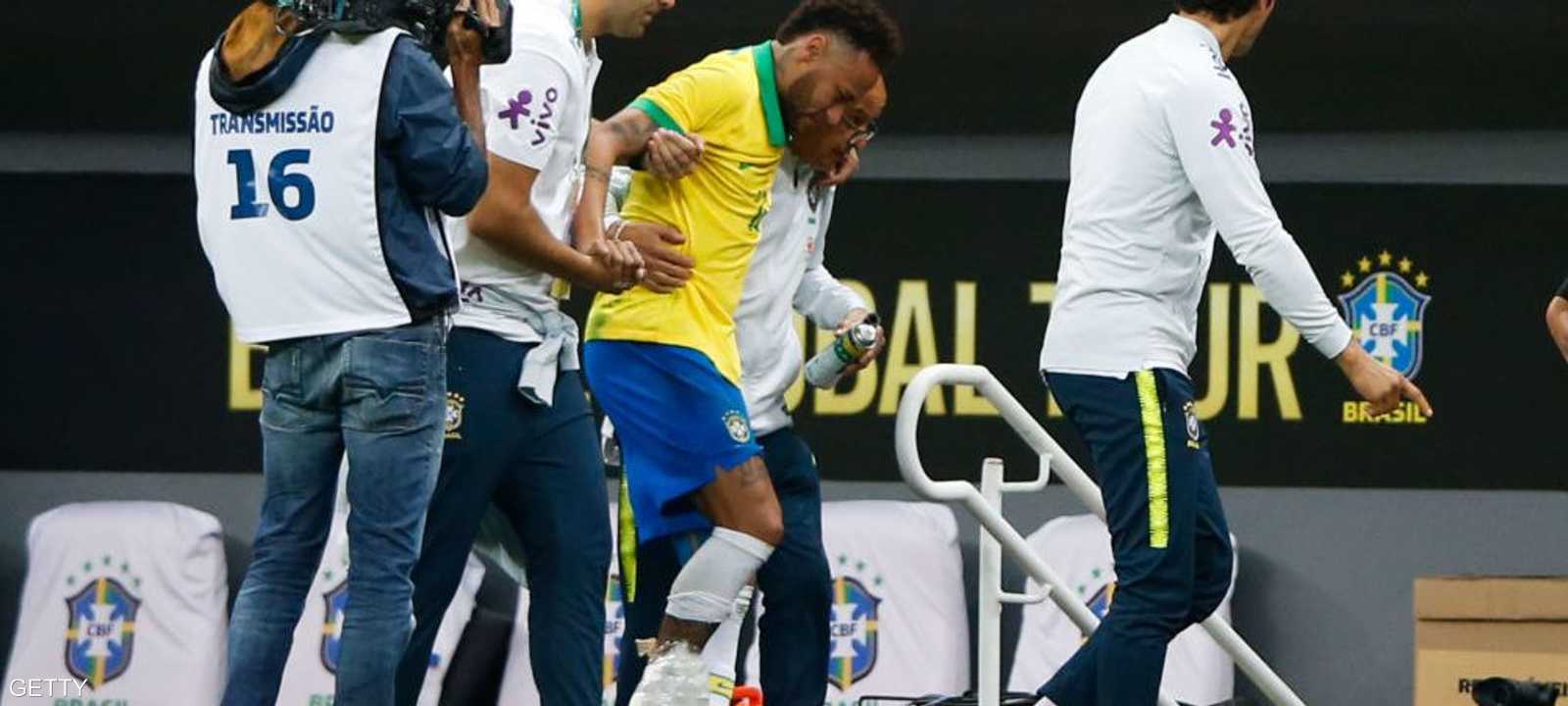 خضع نيمار للفحص بالآشعة وتأكدت إصابته بتمزق في أربطة الكاحل