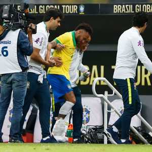 خضع نيمار للفحص بالآشعة وتأكدت إصابته بتمزق في أربطة الكاحل