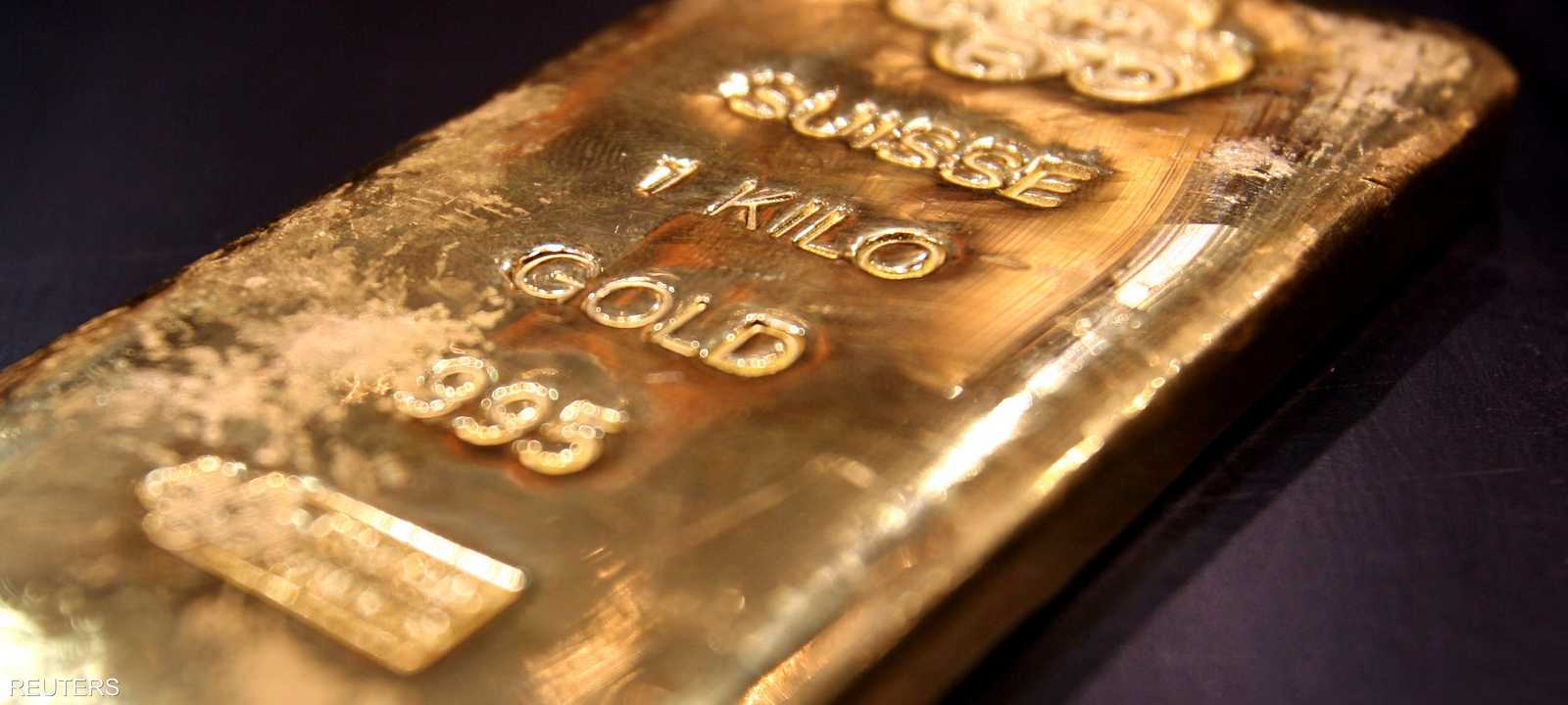 يقول محللون إن قوة الدولار تضعف جاذبية الذهب.