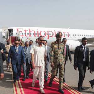 آبي أحمد لدى وصوله إلى الخرطوم