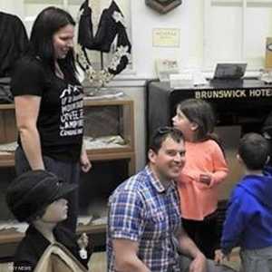 ميلز (وسط الصورة) بعد أن نجح في فتح الخزنة