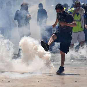 الشرطة استخدمت الغاز المسيل للدموع لتفرقة الاحتجاجات