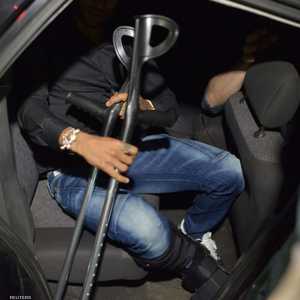 نيمار مغادرا مركز الشرطة بعكازية بعد التحقيق بتهمة الاغتصاب