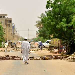 حاول متظاهرون نصب حواجز في الطرق.