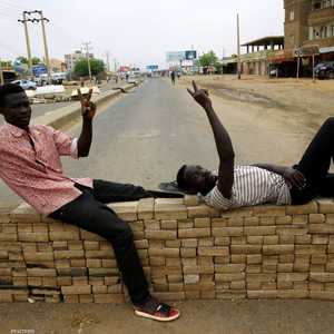 متاريس تغلق بعض الشوارع بعد دعوة العصيان