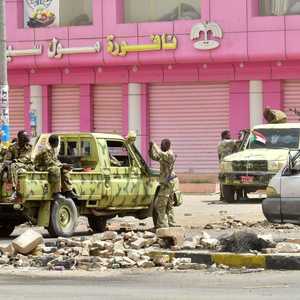 قوات أمنية أمام أحد مراكز التسوق المغلقة في الخرطوم