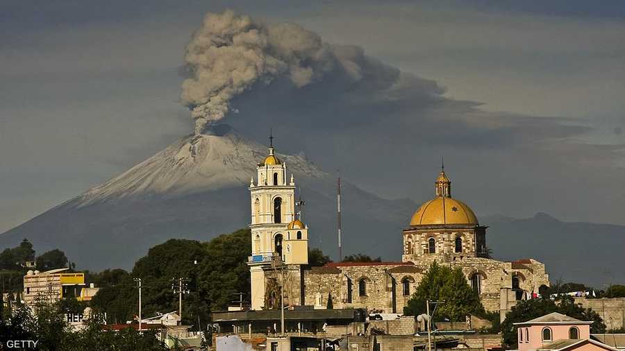 بركان يلوح في الأفق فوق ولاية تلاكسكالا المكسيكية صيف 2013.