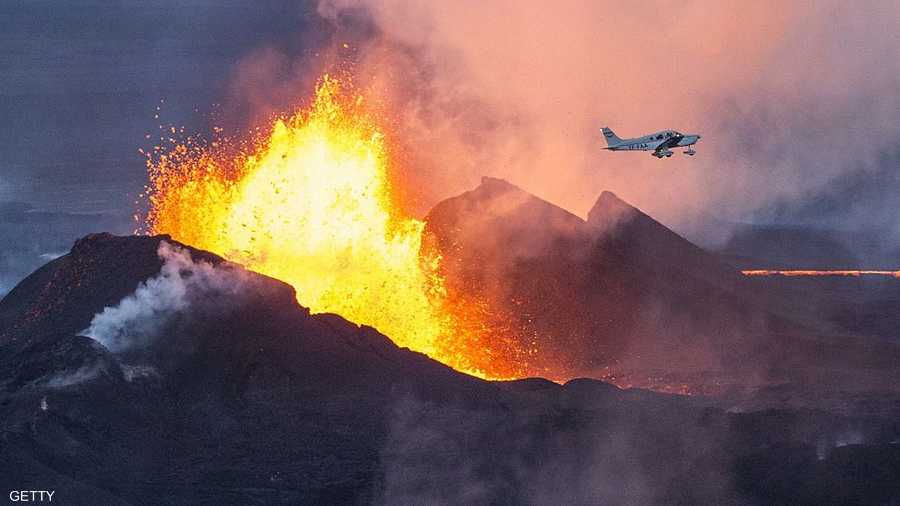 طائرة تمر فوق بركان بارداربونغا جنوبي أيسلندا عام 2014.