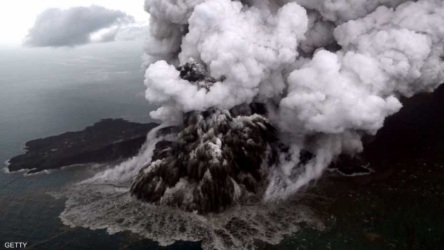 الحمم البركانية تغطي جبل أناك كاراكاتاو في إندونيسيا.