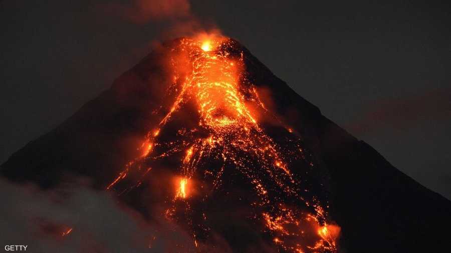 الحمم البركانية تغطي جبل مايون قرب العاصمة الفلبينية مانيلا.