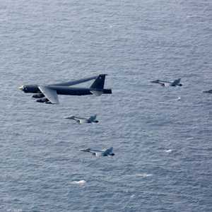 قاذفة "بي 52" تحلق محاطة بمقاتلات فوق بحر العرب- أرشيف