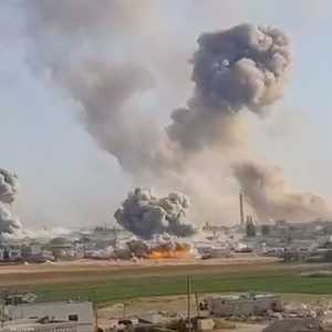 أعمدة الدخان تتصاعد بعد غارات جوية على قرية خان السبل بإدلب