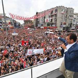 إمام أوغلو يخاطب الآلاف من أنصاره في إسطنبول، الأربعاء.