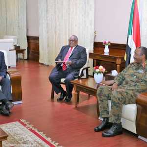 البرهان لدى استقباله مبعوث وزير الخارجية الأميركي