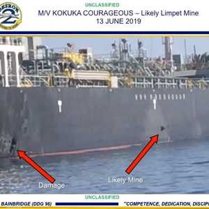 يربط خليج عُمان بحر العرب بمضيق هرمز والخليج العربي.