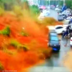 انهيار أرضي يبتلع عشرات السيارت في الصين