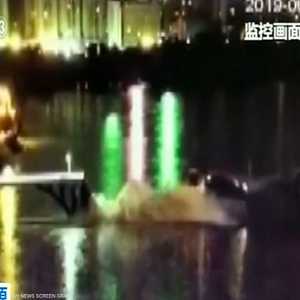 مشهد مخيف.. انهيار جسر وسقوط سيارات في المياه