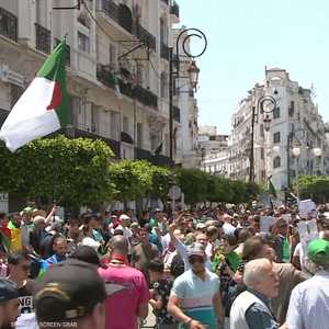 استمرار الاحتجاج  وسط اعتقالات لمسؤولين كبار