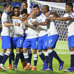 منتخب البرازيل بالزي الأبيض