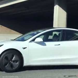 يغط في نومه خلف المقود