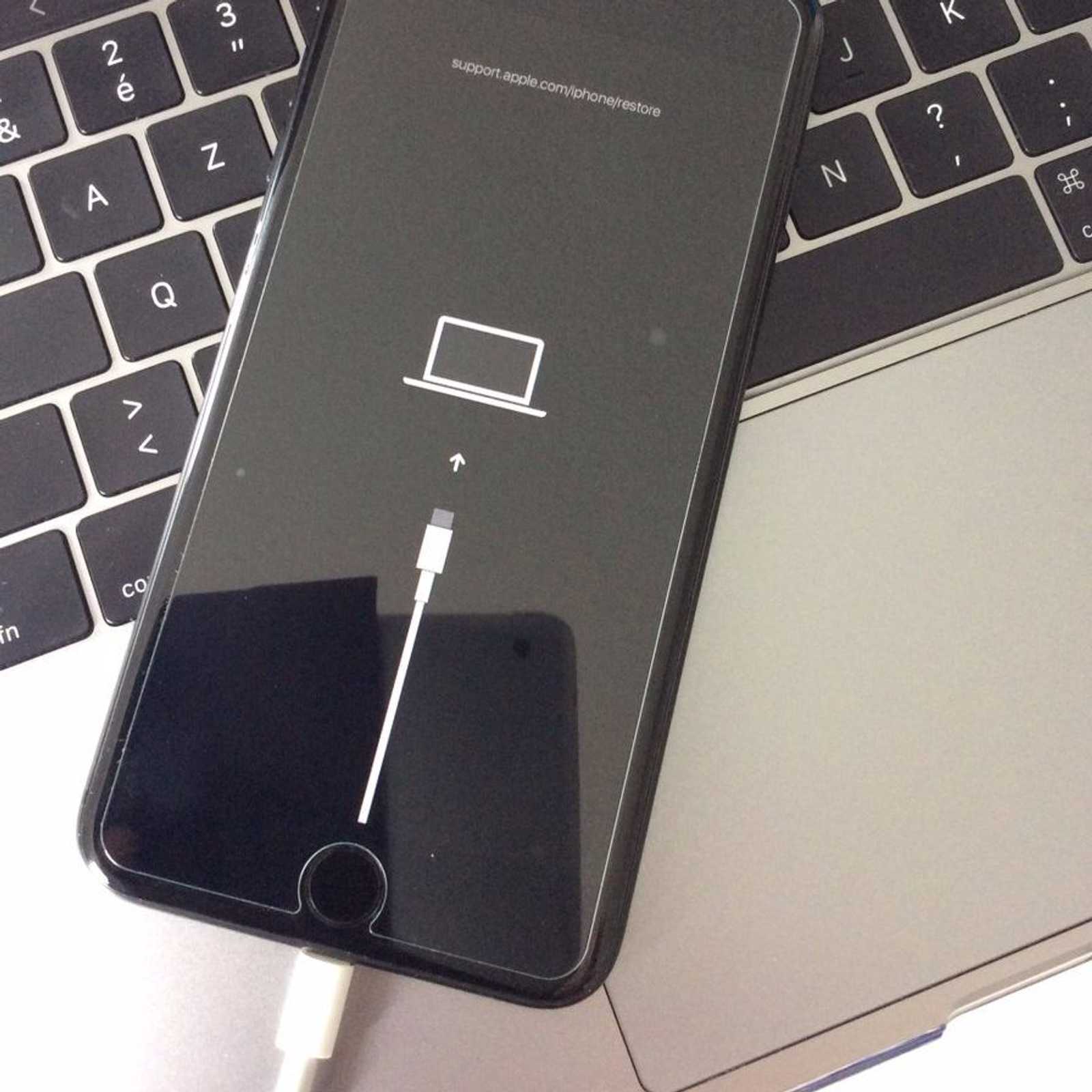 هاتف آيفون 11 بمنفذ يو إس بي- سي