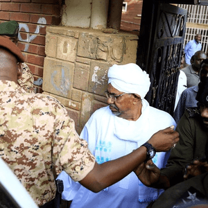 البشير يمثل أمام النيابة