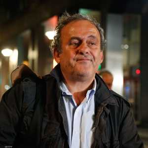 بلاتيني بدا مرهقا لدى مغادرته مركز شرطة مكافحة الفساد