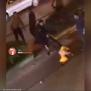 امرأة إيرانية تتعرض للسحل وسط الشارع