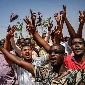 مظاهرات السودان أسقطت نظام البشير في أبريل الماضي.