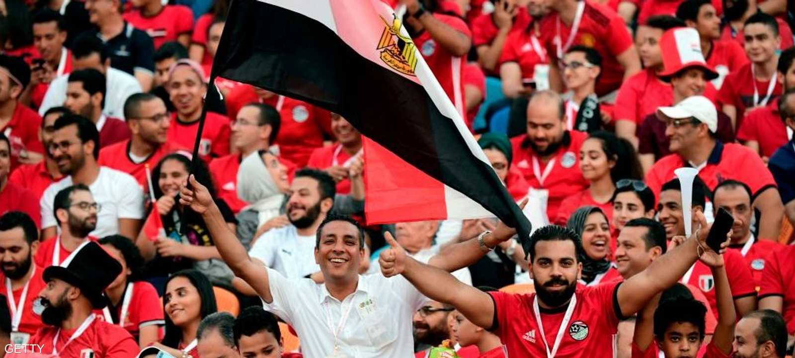 آلاف المصريين يتقاطرون صوب ستاد القاهرة