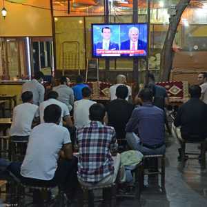 سكان في إسطنبول يتابعون المناظرة بين إمام أوغلو ويلدريم