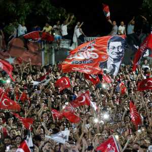 أنصار إمام أوغلو يحتفلون بفوزه في انتخابات إسطنبول