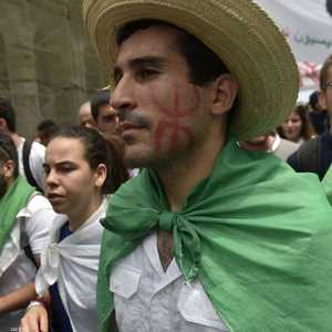 حرف "ياز" الأمازيغي على وجوه المتظاهرين