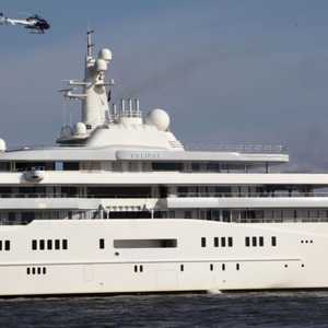 اليخت مزود بنظام دفاعي صاروخي ومهبطين للطائرات المروحية