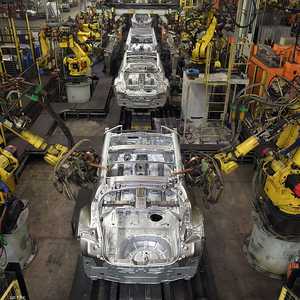روبوتات تعمل على تجميع سيارات بمصنع نيسان - أرشيفية
