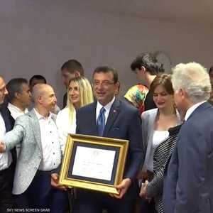 إمام أوغلو يتسلم رئاسة بلدية إسطنبول أمام المناصرين