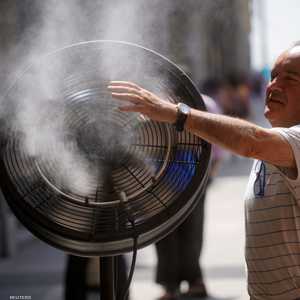 رجل يحاول أن يبرد نفسه من الحر بوسط مدريد