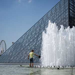 نافورة متحف اللوفر في العاصمة الفرنسية