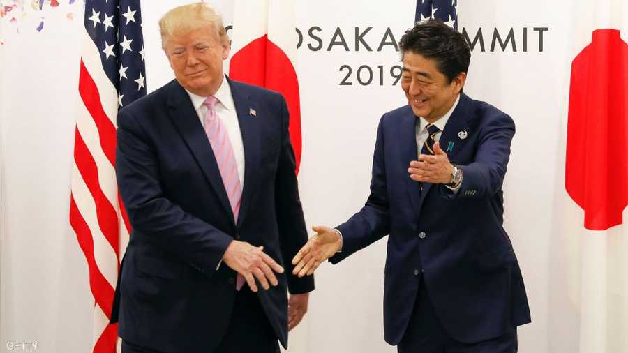 مصافحة ترامب سببت حرجا لرئيس الوزراء الياباني