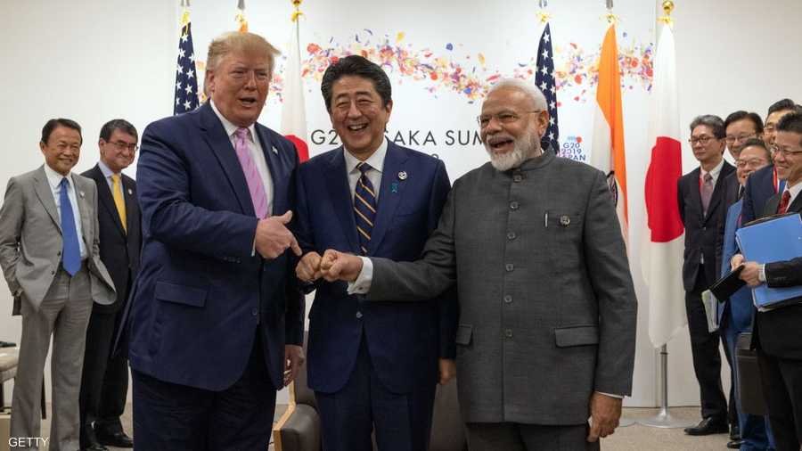 ترامب ممازحا رئيسي وزراء اليابان والهند
