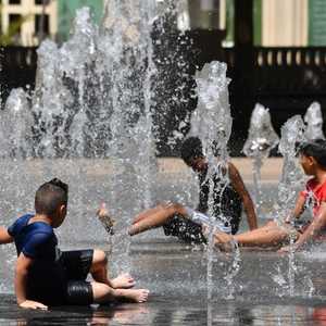 أطفال يلوذون بالنوافير هربا من الحر في مونبلييه