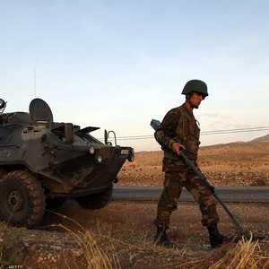 جندي تركي يبحث عن ألغام