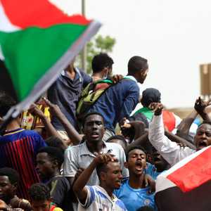 يطالب أنصار الحرية والتغيير بتسليم السلطة للمدنيين