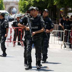 عناصر من الأمن التونسي في موقع التفجيرين وسط  العاصمة تونس