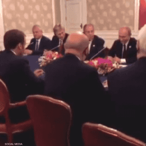 الرئيس الروسي "يسخر" من نظيره الفرنسي