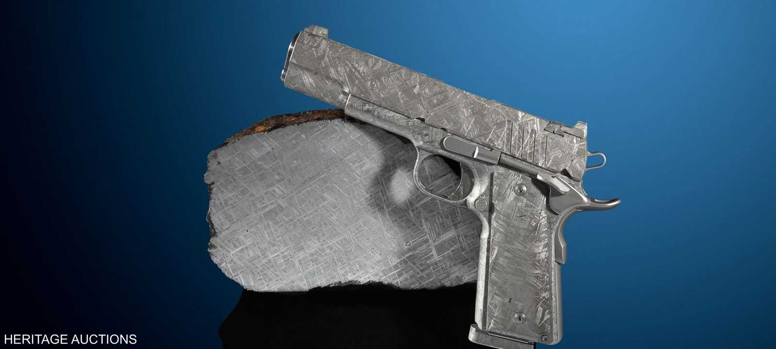 أحد المسدسين يستند إلى قطعة من النيزك الذي صنع منه